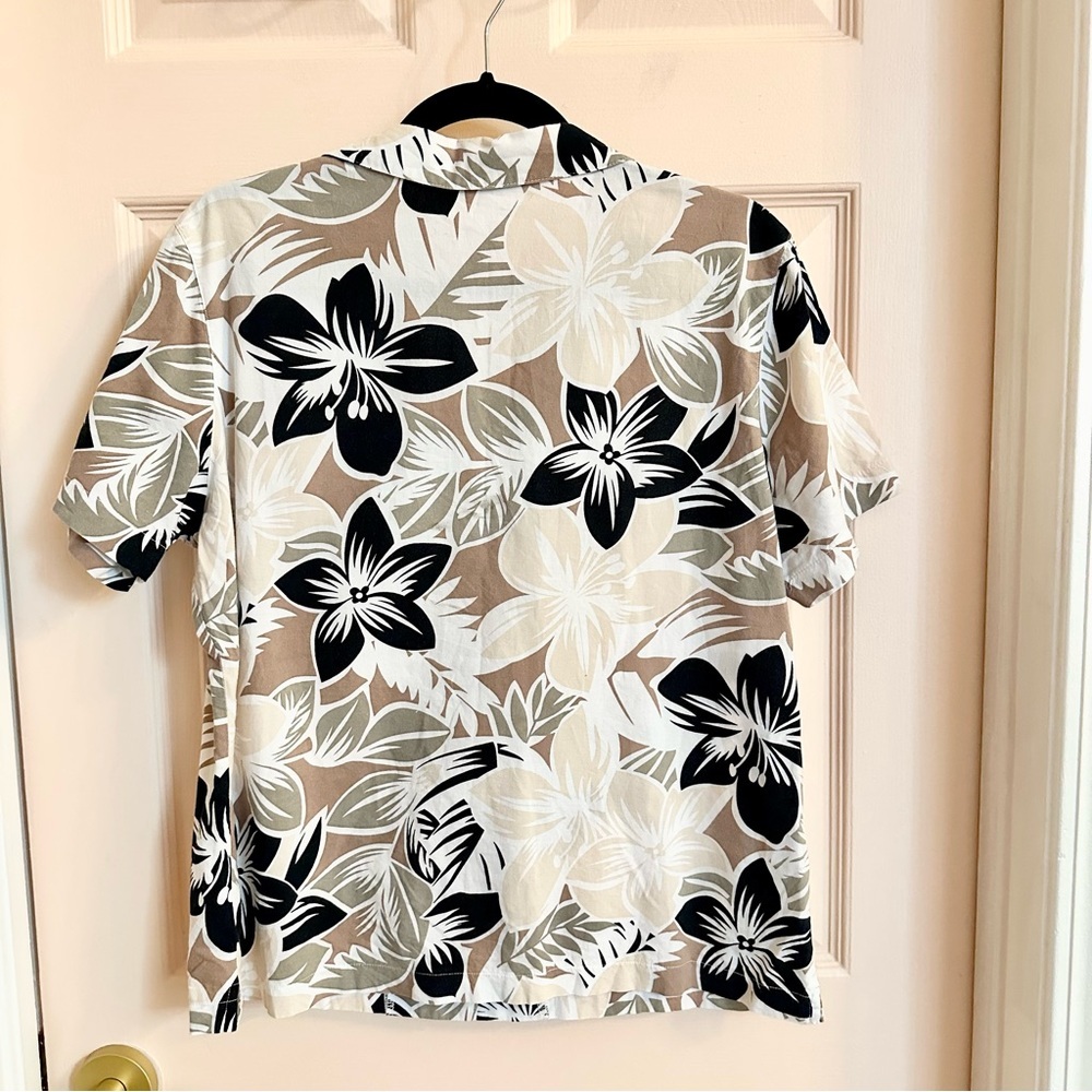 $5 SALE Black and tan Hawaiian button up - Picture 4 of 4